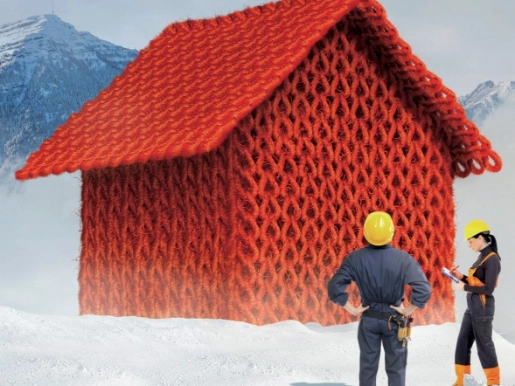 Ein rotes, gestricktes Haus in einer Schneelandschaft wird von einer Ingenieurin und einem Ingenieur auf die Wärmedämmung geprüft.