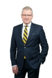Foto 2: Porträt Heinz Tännler mit Krawatte, Hochformat