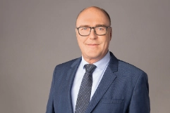 Bild 2: Porträt Martin Pfister mit Krawatte