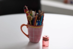 Tisch mit Stiften