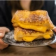 Mit Kimchi, Zwiebelmarmelade und Birne: So machst du ein bereits perfektes Sandwich noch perfekter.
