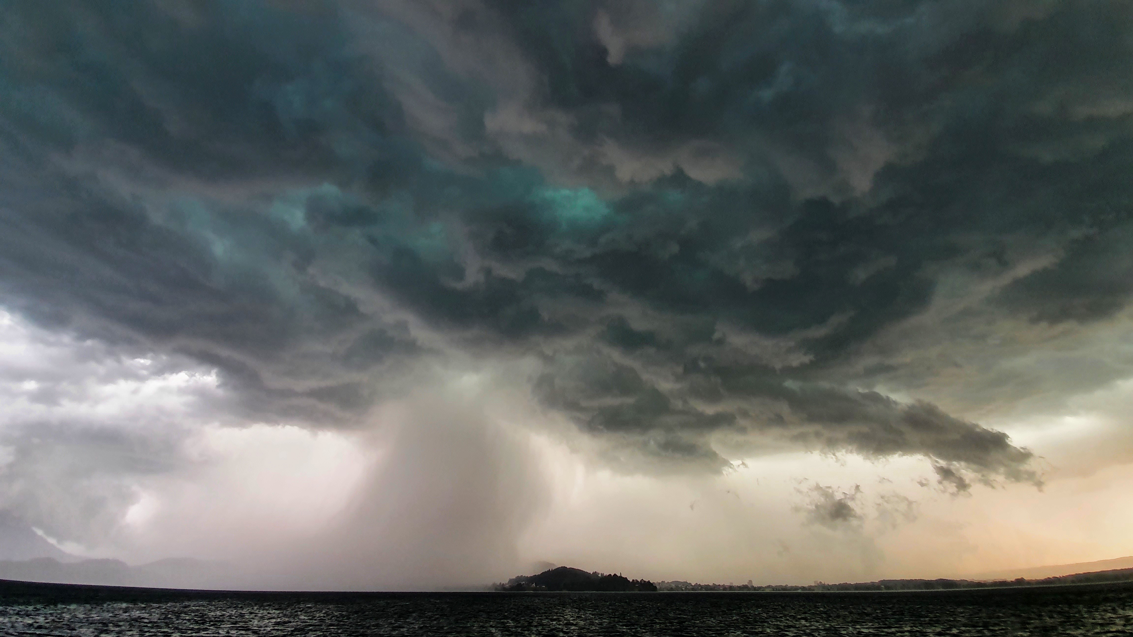 Hagelgewitter über dem Zugersee.