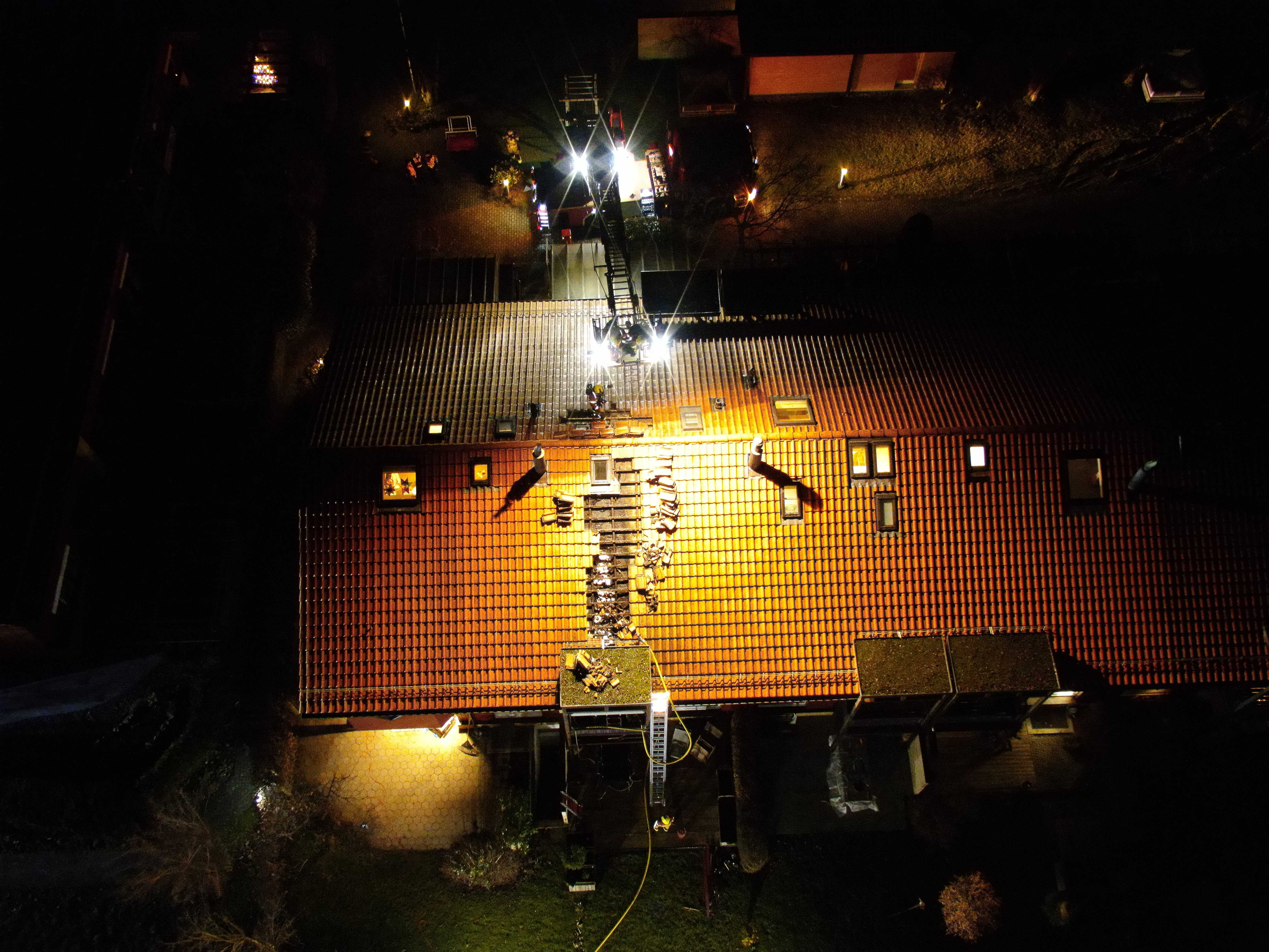 MM002_Zug_Feuerwehreinsatz in einem Wohnquartier