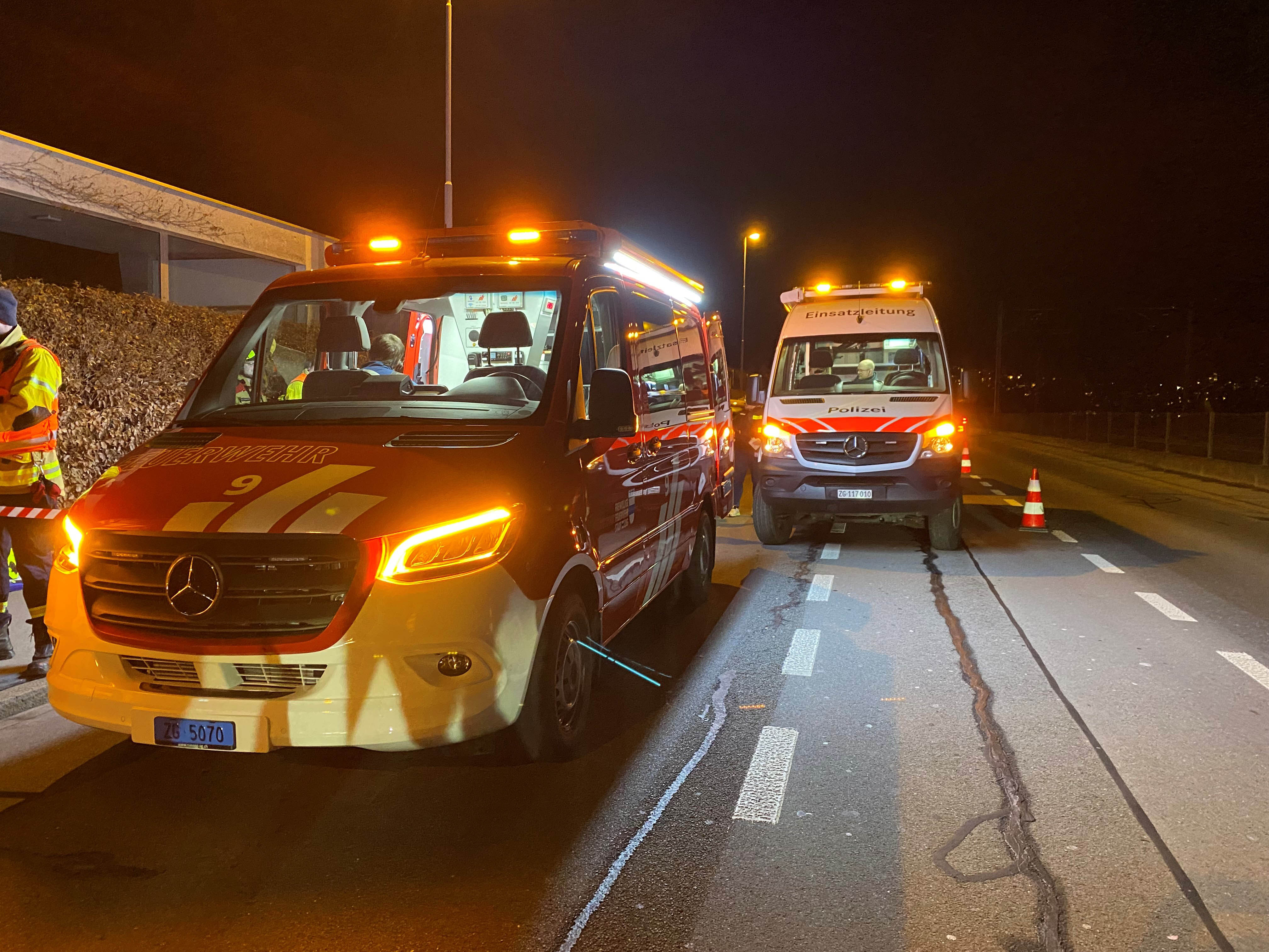 MM002_Zug_Feuerwehreinsatz in einem Wohnquartier