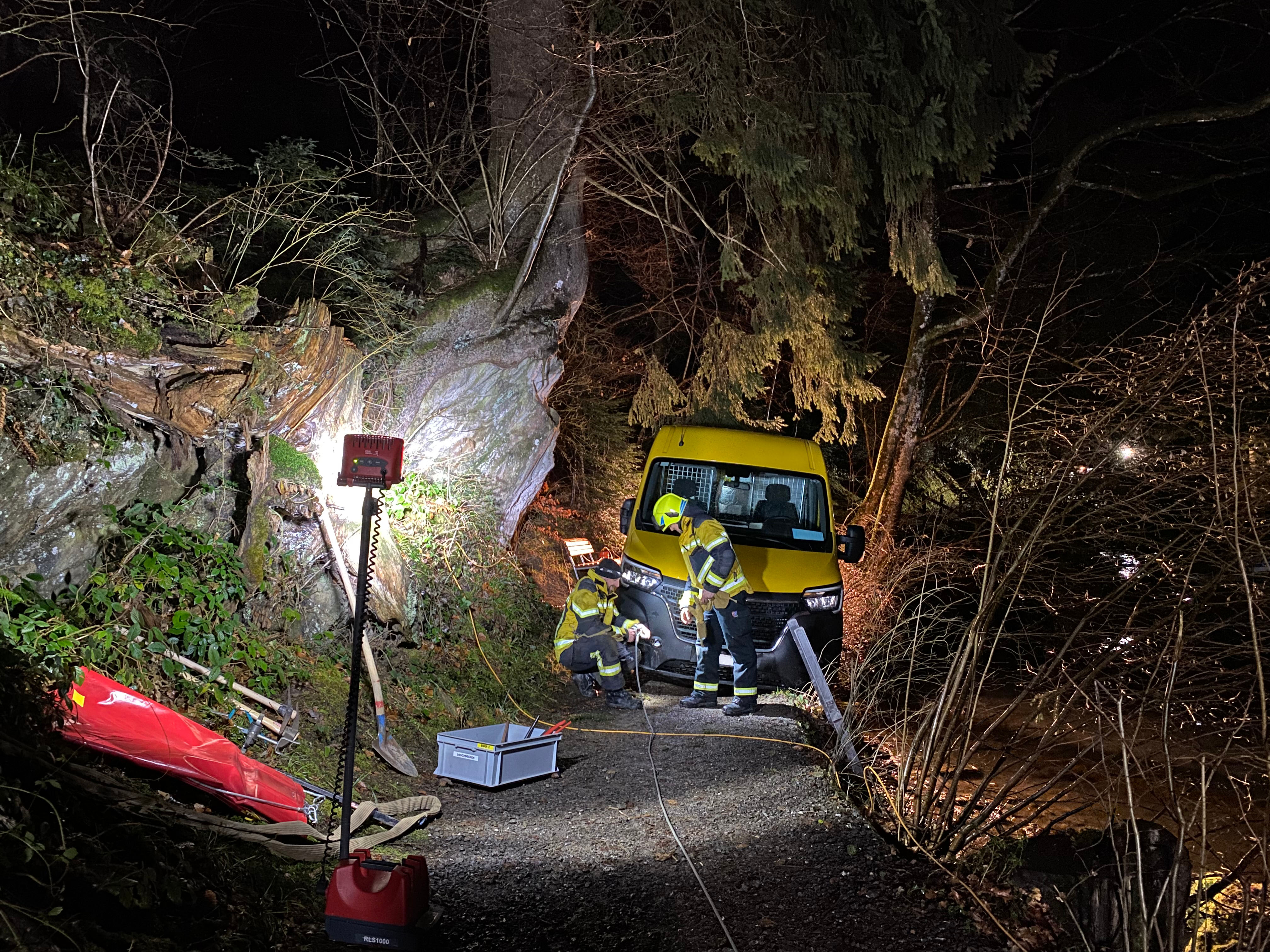 MM003_Oberägeri_Lieferwagen bleibt auf Fussweg stecken
