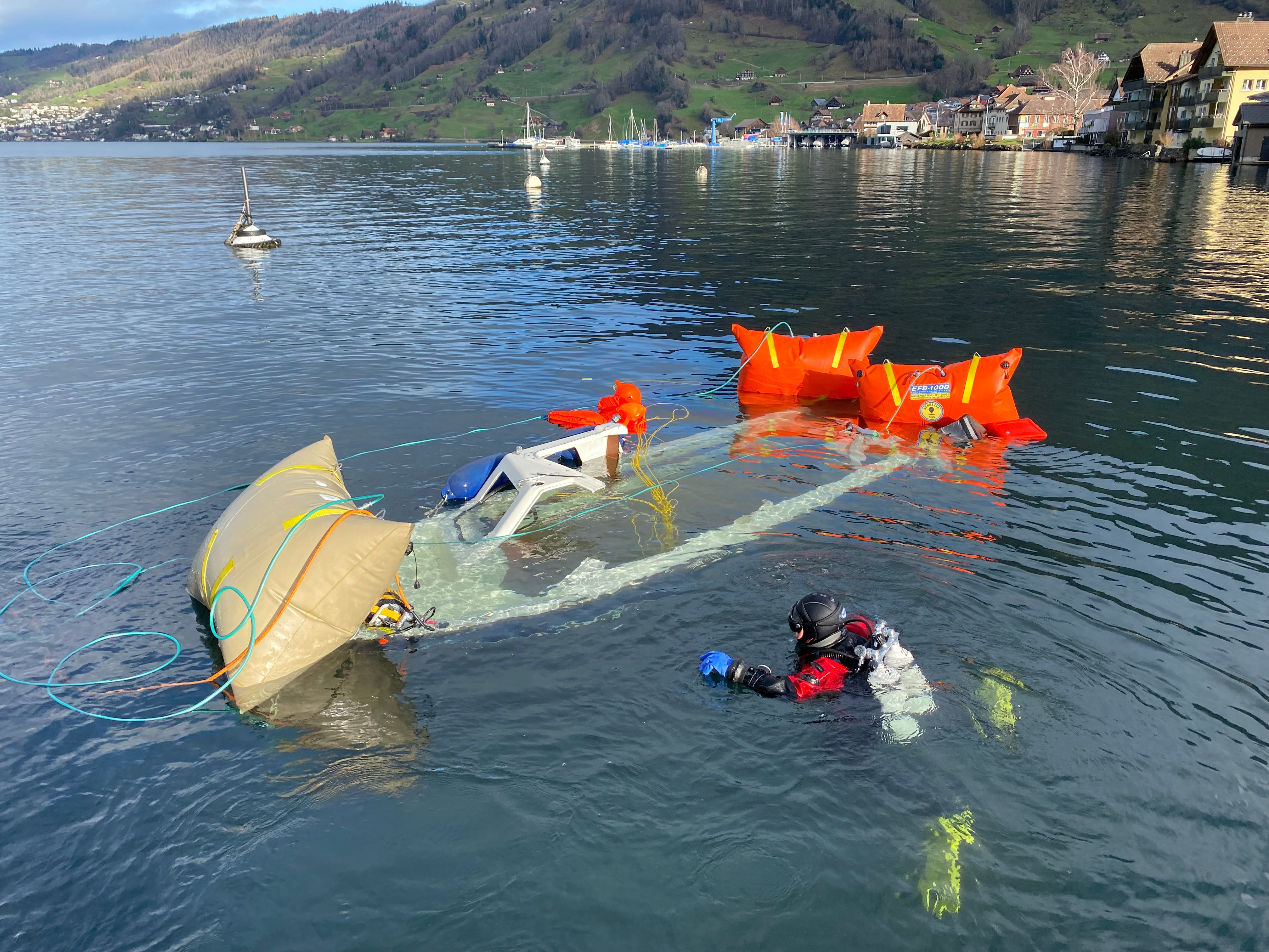 MM004_Arth_Gesunkenes Boot geborgen