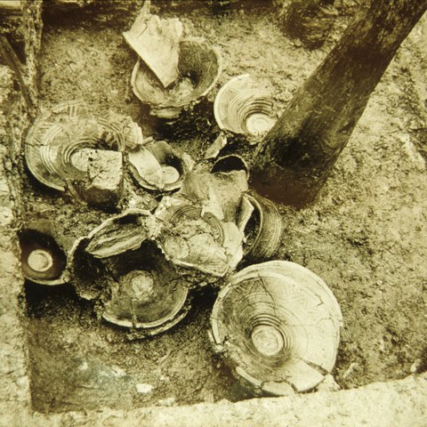 Mehrere Keramikschalen auf dem Boden